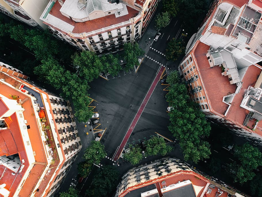 flat lay photography of intersection surrounded by buildings HD wallpaper