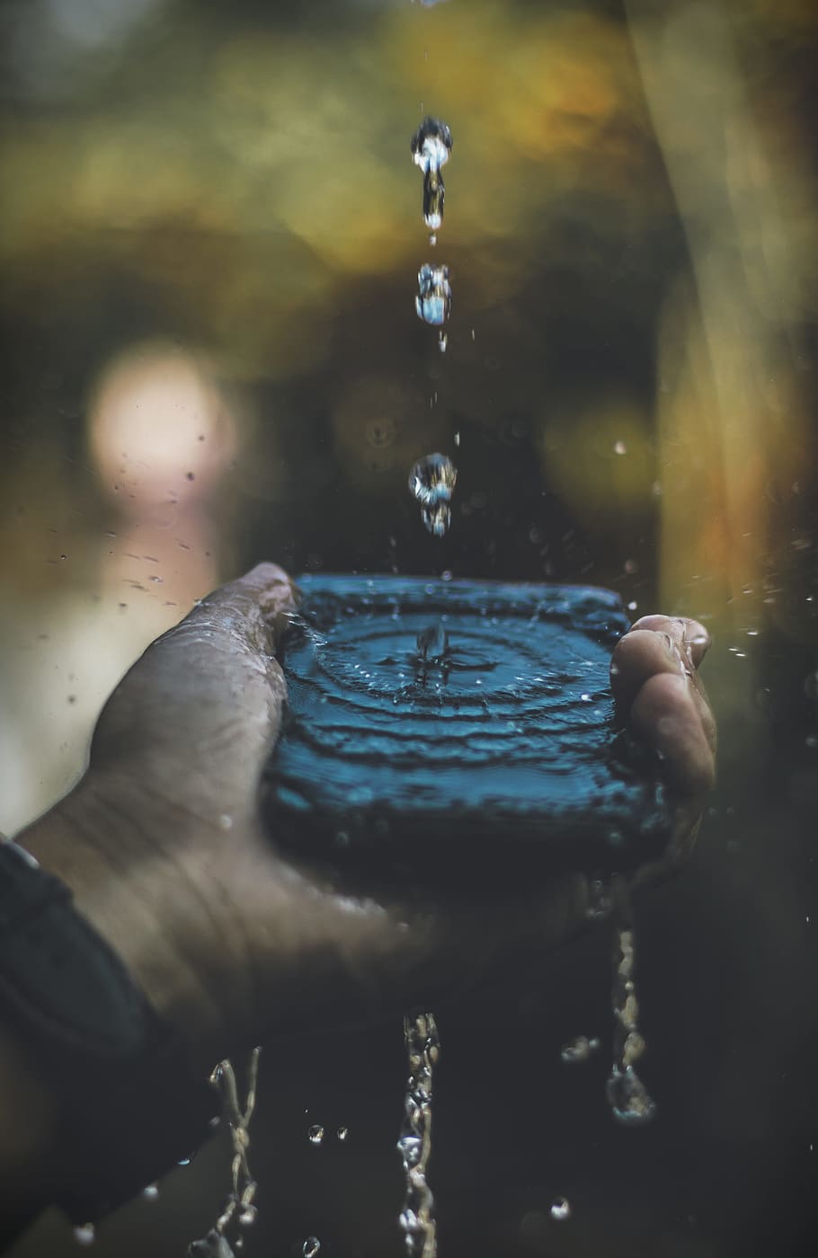 person holding smartphone with water drops, high shutter, dark HD wallpaper