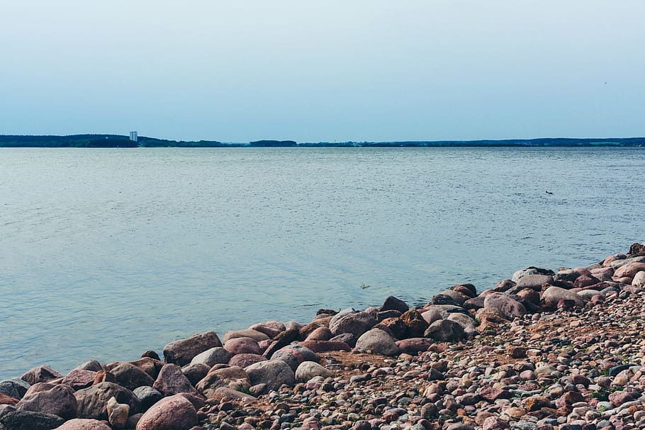 Rock Lot by the Body of Water Under Blue Sky, beach, daytime HD wallpaper