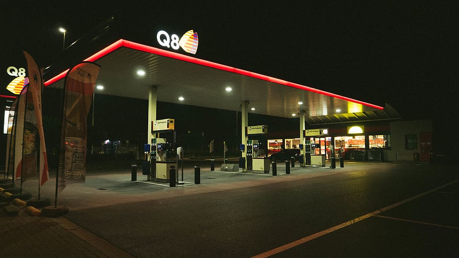 Q8 gas station landscape photo, night, illuminated, refueling