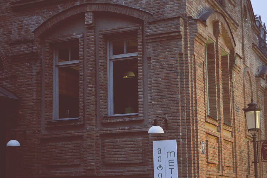 Brown Stone Brick Building Near Black Lamp Post, architecture HD wallpaper
