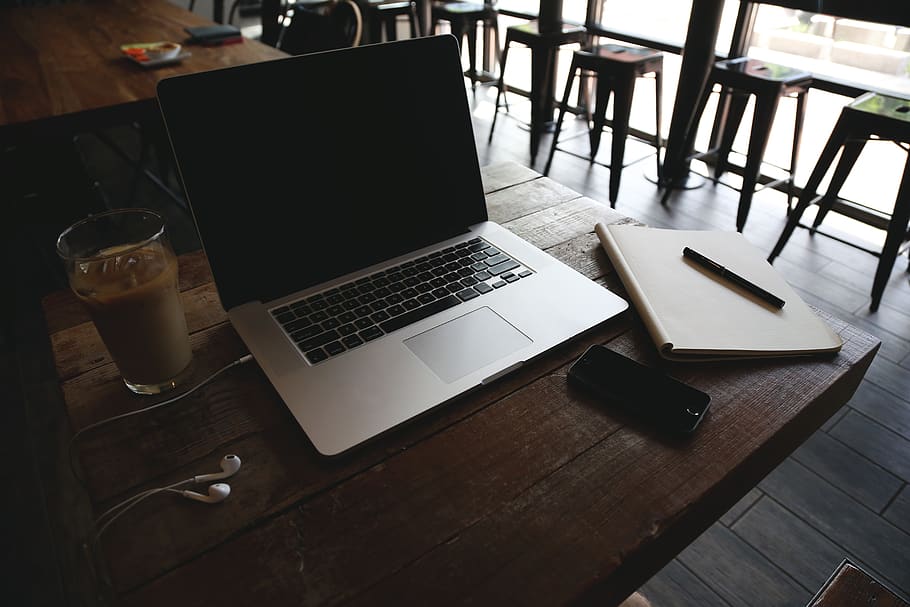 macbook, laptop, computer, table, cafe, iced coffee, notepad HD wallpaper