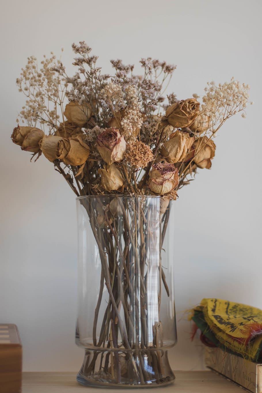 flowers, vase, indoors, no people, plant, table, flowering plant HD wallpaper