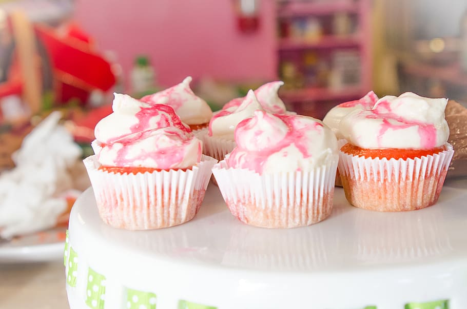 cupcake, baking, yum, sweet food, indulgence, food and drink HD wallpaper