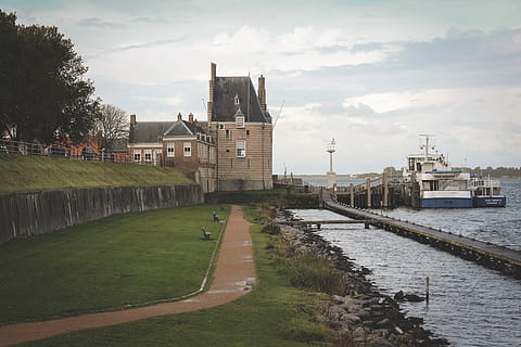 netherlands, veere, shore, web, boat, lake, ship, house, house by the lake HD wallpaper