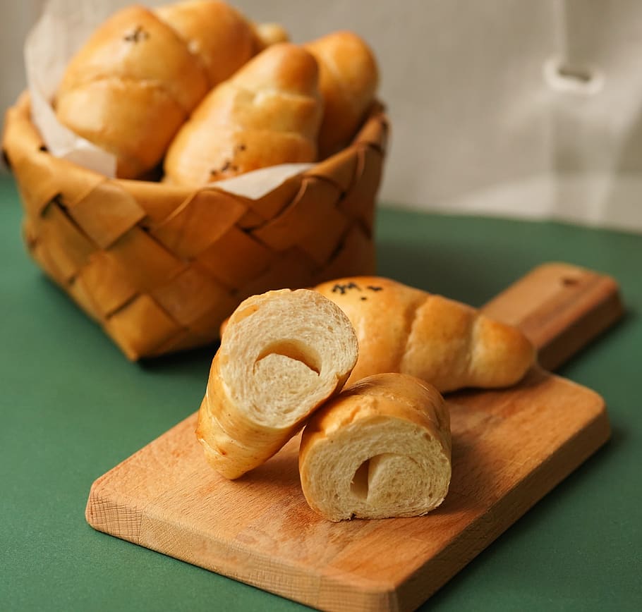 Sliced Bread on Cutting Board, blurred background, breads, buns HD wallpaper