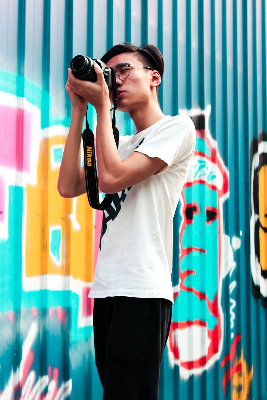 man using a DLSR camera, standing, one person, three quarter length HD wallpaper