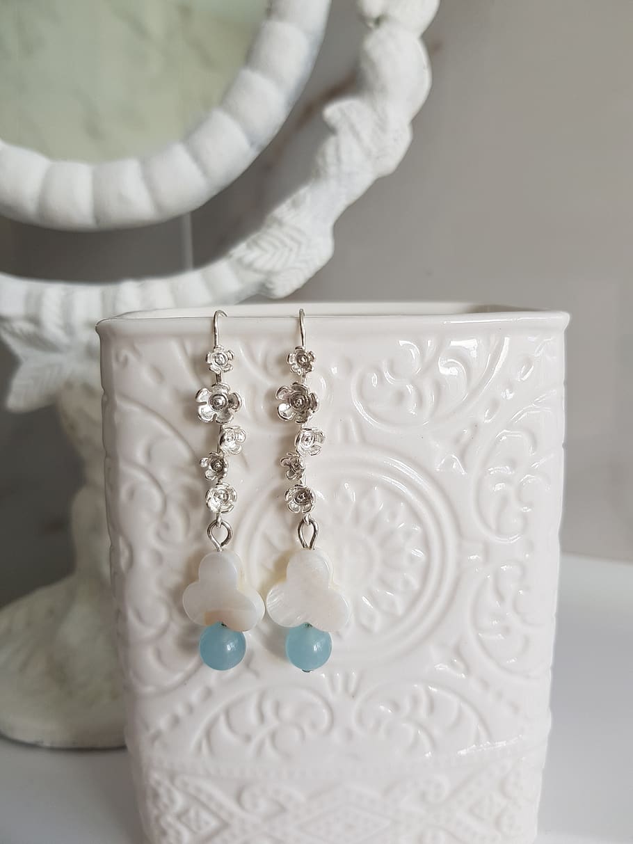 Earrings Hooked On White Floral Jar, accessory, container, dangling HD wallpaper