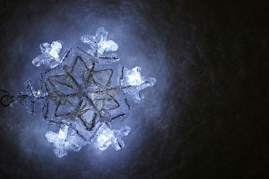 snowflake, luminous, winter, christmas, holiday, darkness, light HD wallpaper