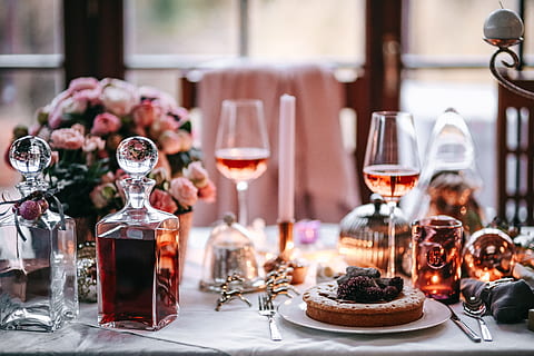 Christmas table decorations, table set, pink, holiday, glamour HD wallpaper