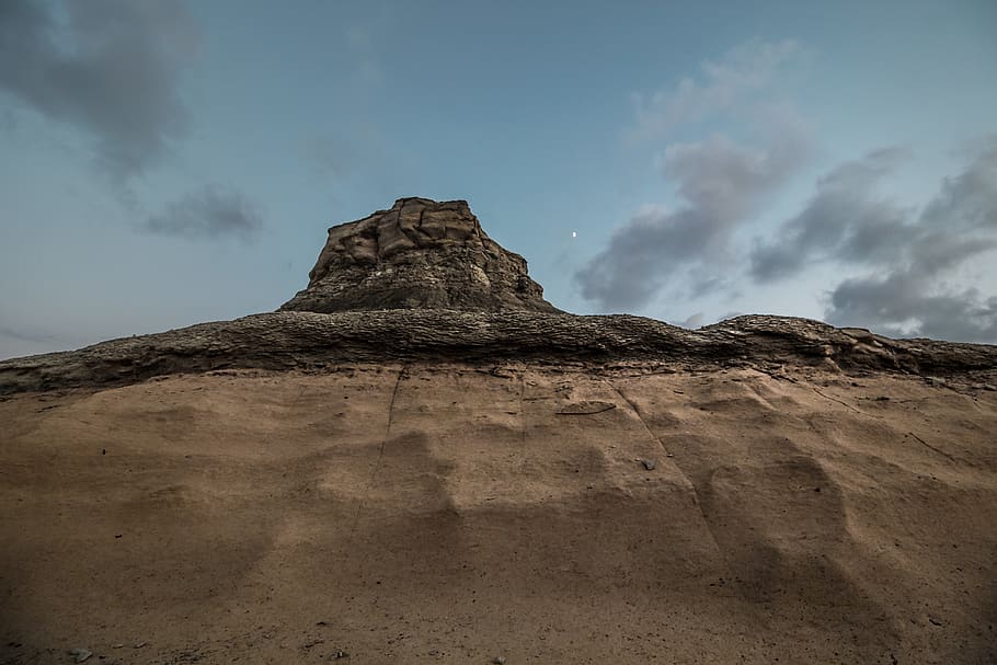 brown hill under grey sky, nature, outdoors, mesa, landscape HD wallpaper