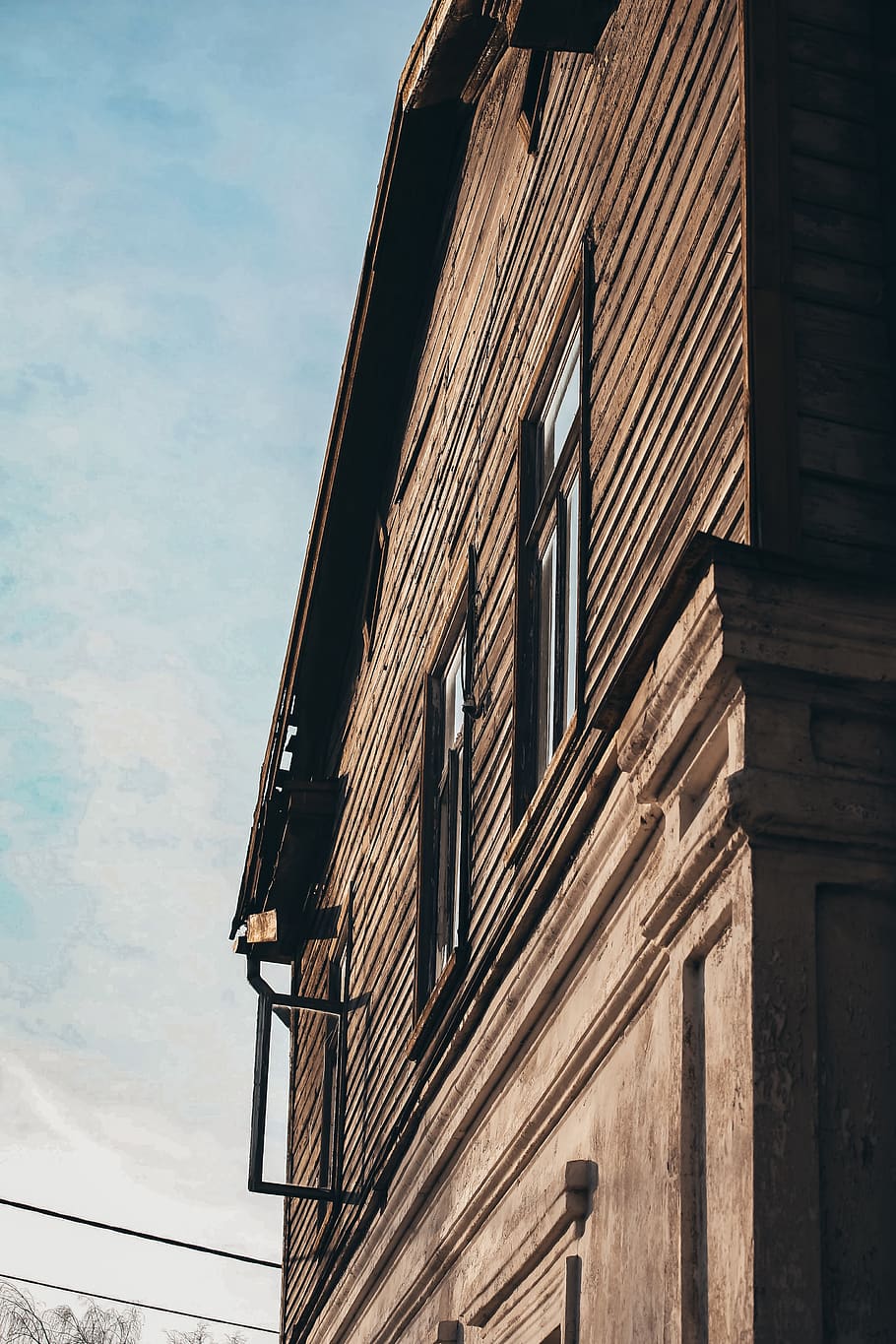 brown building, brick, banister, handrail, roof, window, home decor HD wallpaper