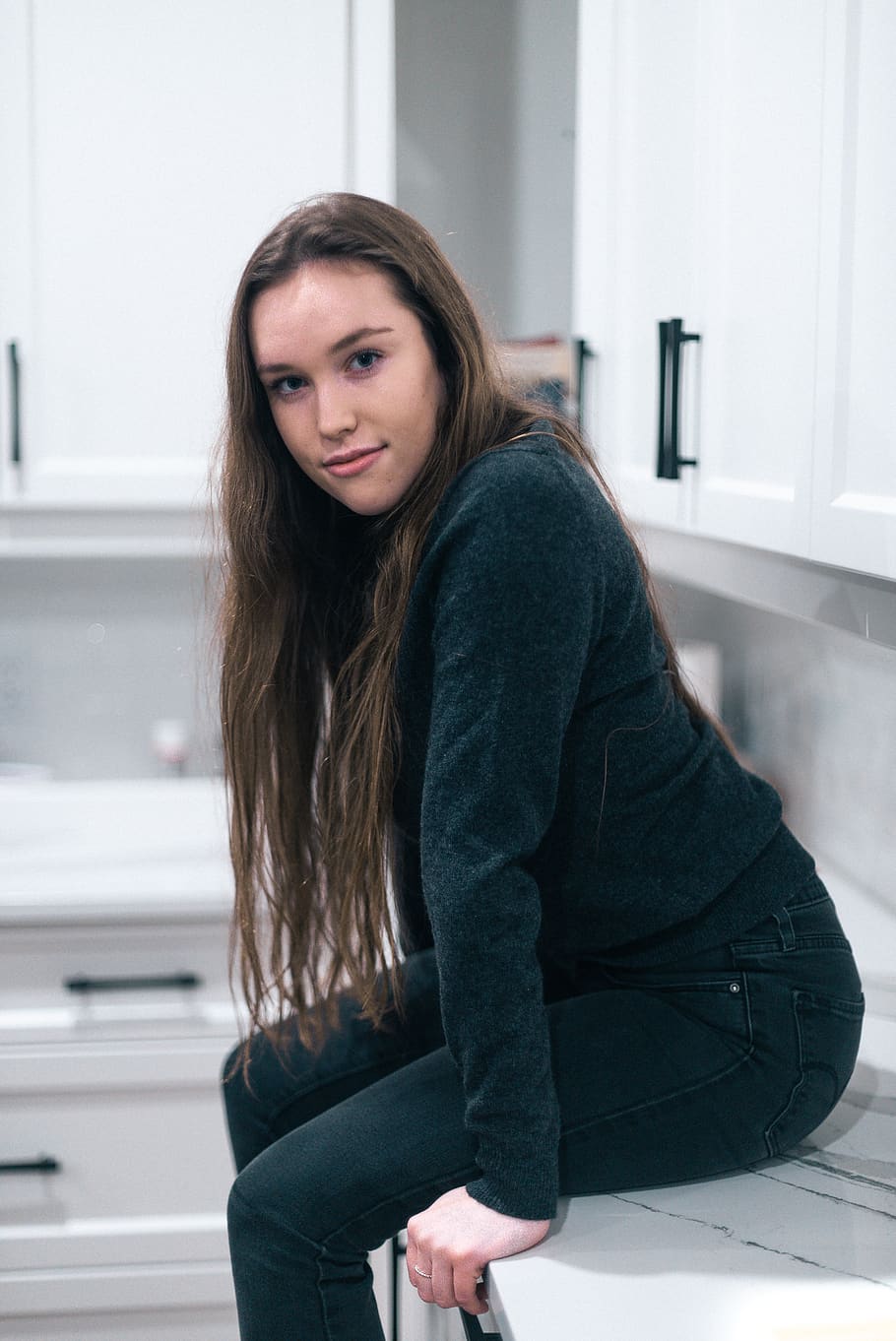 Woman Sitting On Counter Top, attractive, beautiful, beauty, brunette HD wallpaper