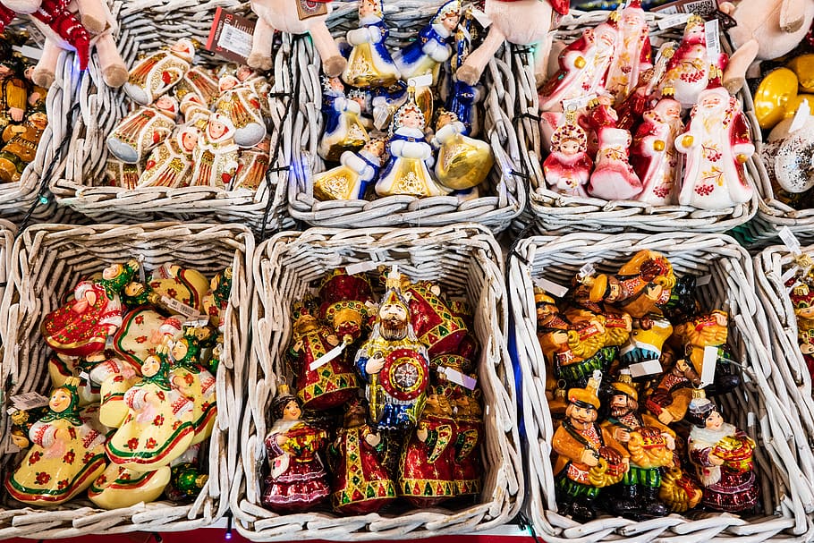white wicker baskets with assorted figurines, choice, large group of objects HD wallpaper