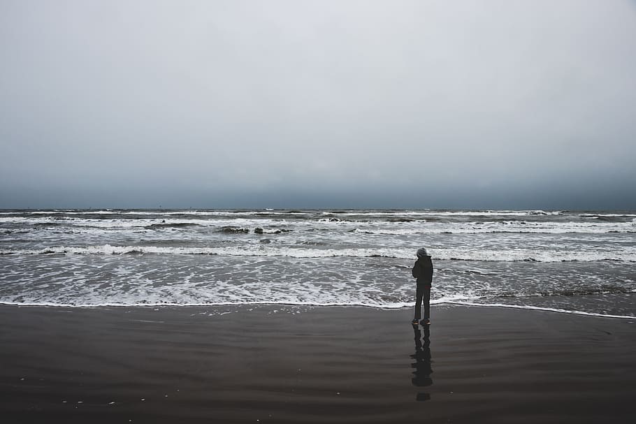 Sea standing. Одиночество на пляже. Alone on a Beach Waxman (CA).