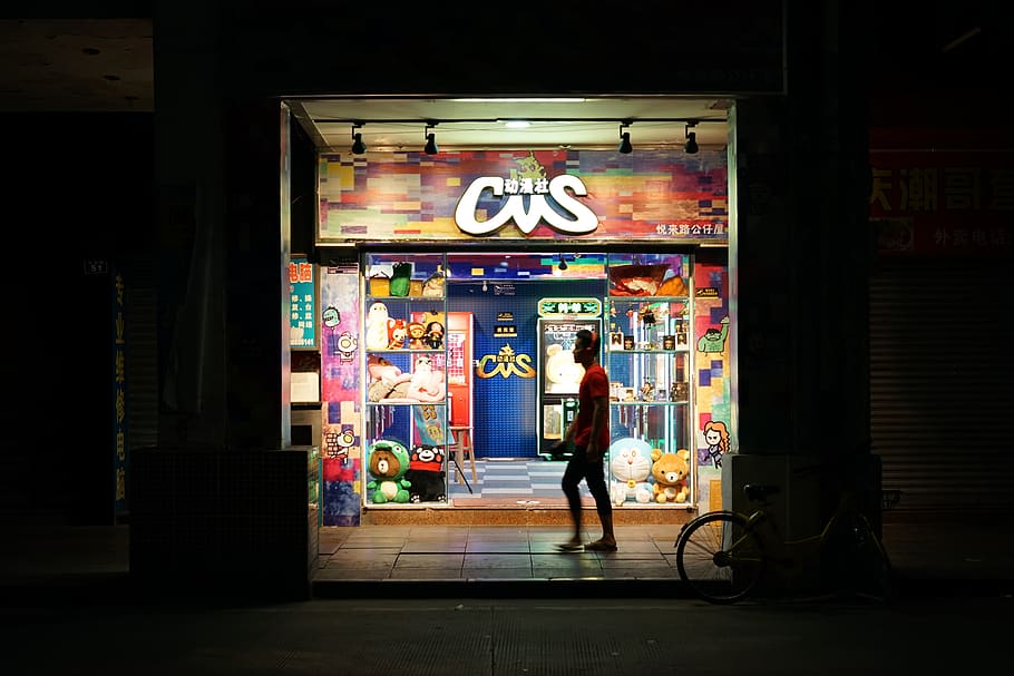 man standing on storefront during nighttime, shop, kiosk, building HD wallpaper