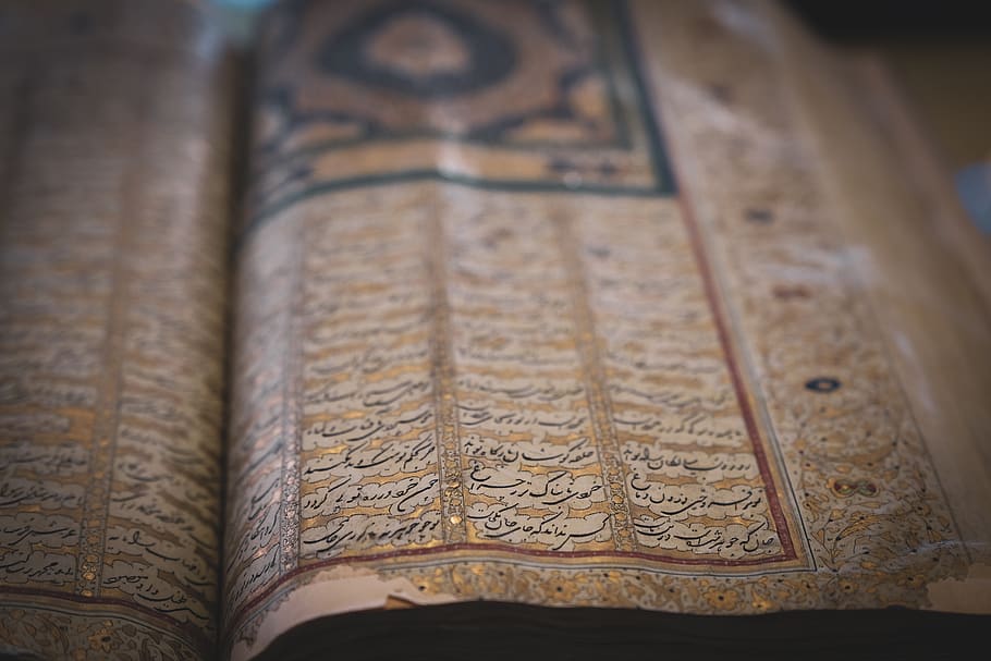 صورة اسلامية من موقع wallpaper flare Closed-up-photography-of-opened-quran-book