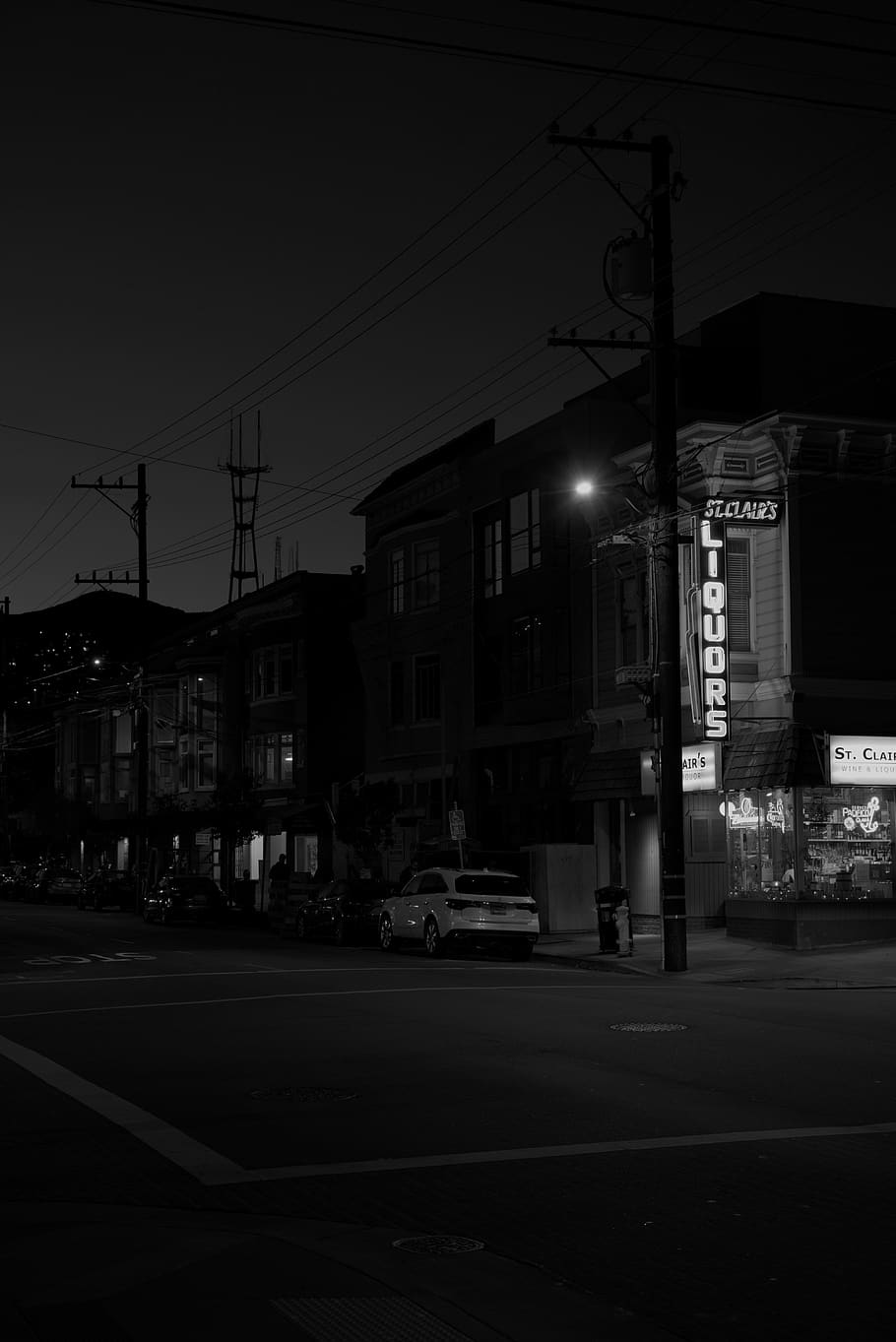 grayscale photo of white car park beside road, intersection, asphalt, HD wallpaper