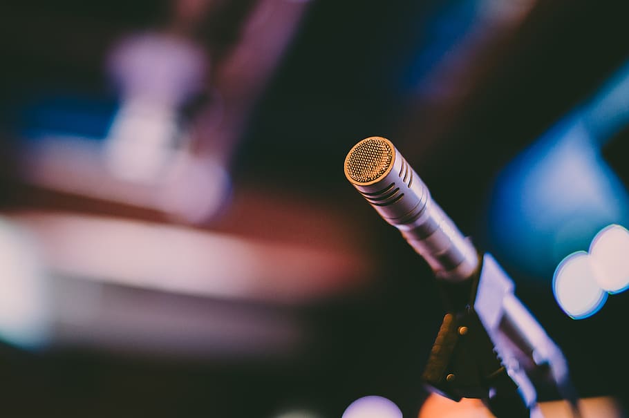 Selective Focus Photography Of Grey Microphone, macro, focus on foreground HD wallpaper