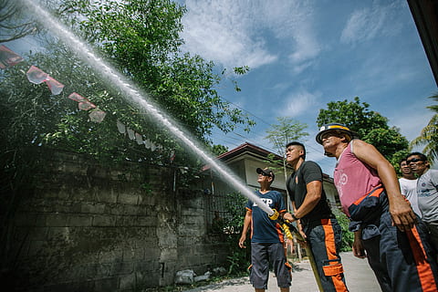 Firefighters Holding Hose, action, adults, battle, calamity, crowd HD wallpaper