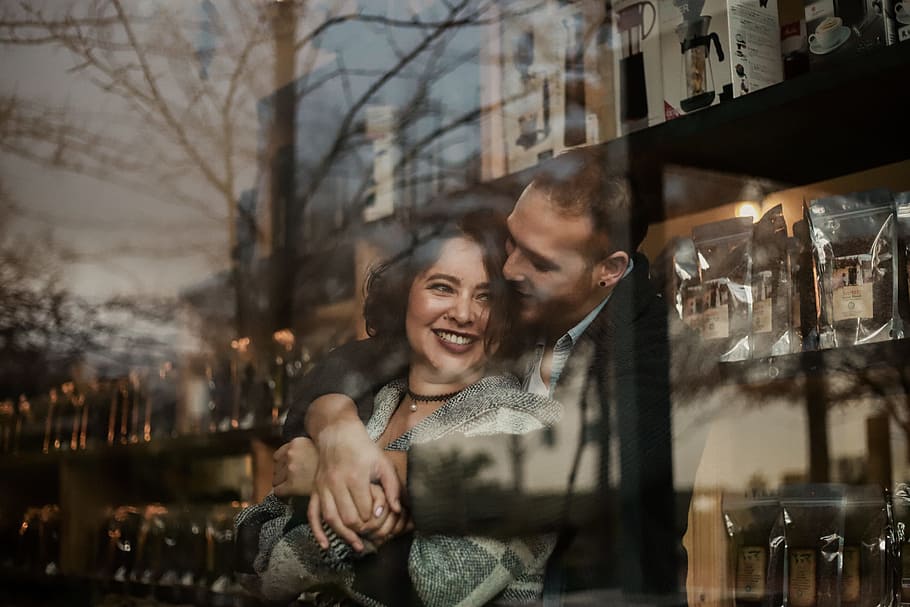 couple hugging inside house, window, reflection, love, together HD wallpaper