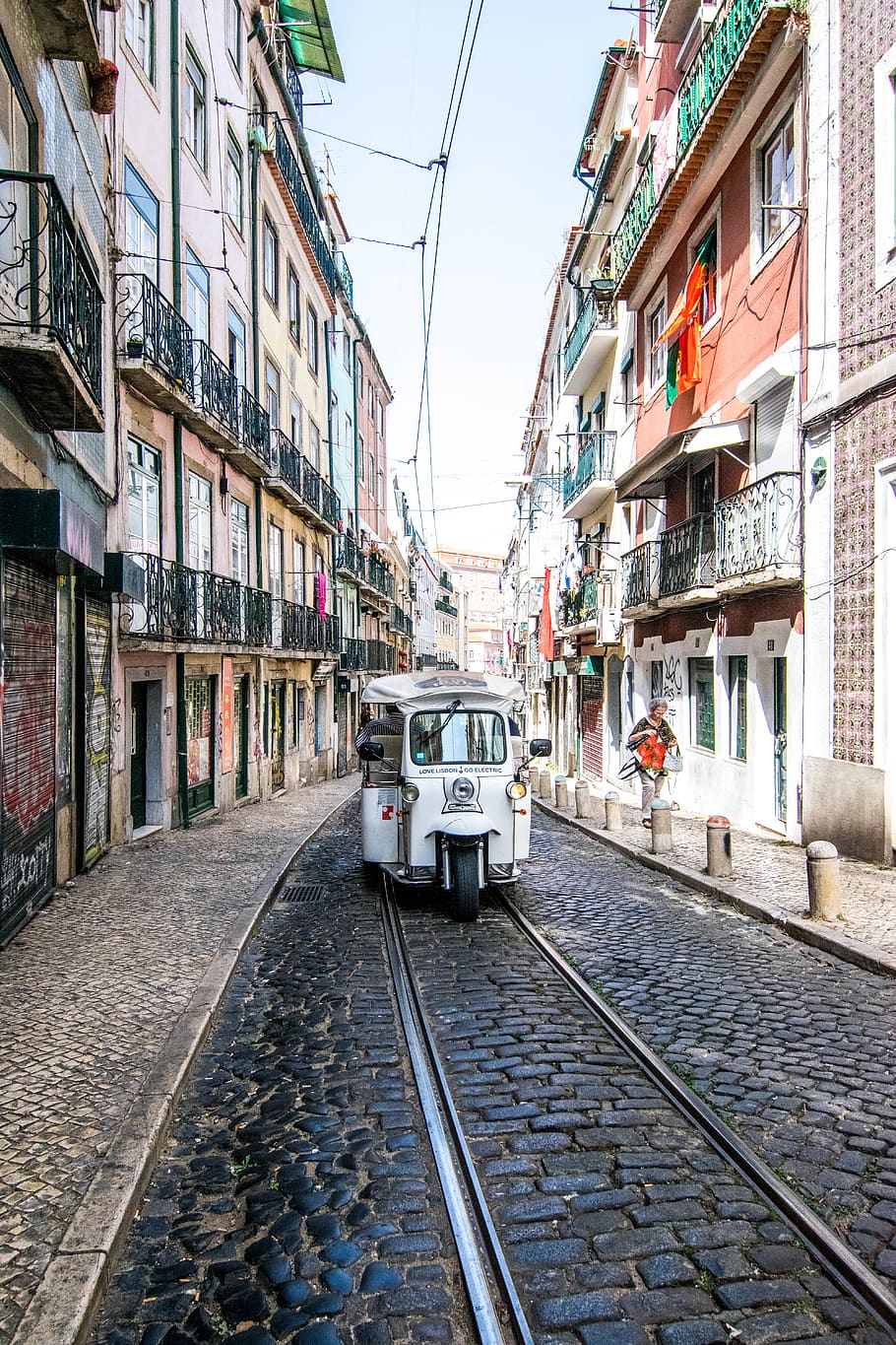 white auto rickshaw in train rail, architecture, transportation HD wallpaper