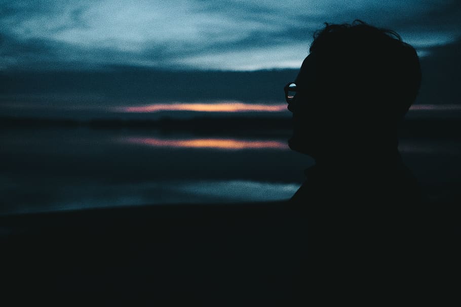 man wearing eyglasses, nature, outdoors, silhouette, sky, person HD wallpaper