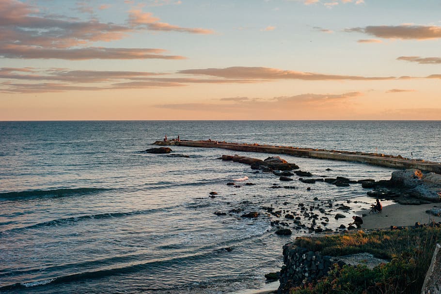 sunset over the horizon, coast, beach, ocean, water, sea, rock HD wallpaper