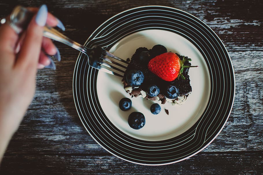 Strawberry Cake, berries, breakfast, chocolate cake, confectionery HD wallpaper