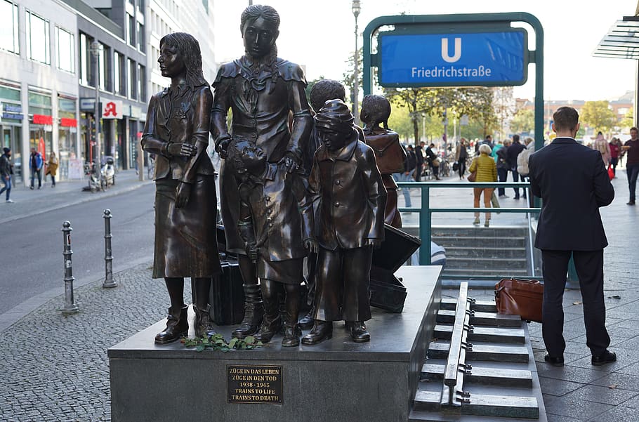 death train, berlin, tragedy, sculpures, crowd, large group of people HD wallpaper