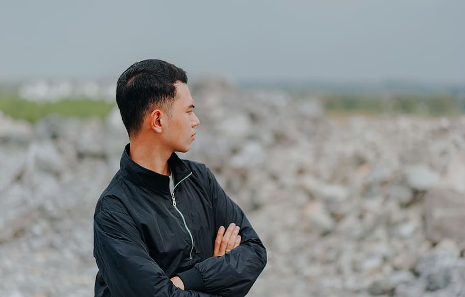 Man in Black Full-zip Jacket, blurry background, daylight, landscape HD wallpaper