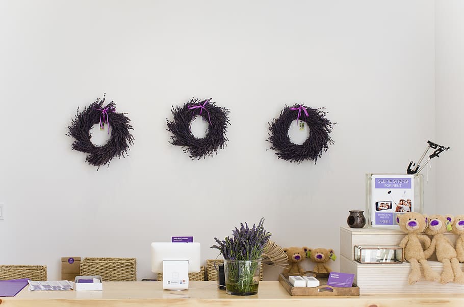wreath, flowers, ring, circle, white, wall, stuff, toy, display HD wallpaper