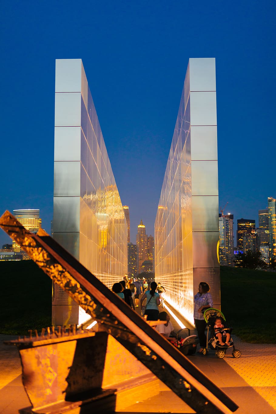 people gathering between memorial monument, building, city, urban HD wallpaper