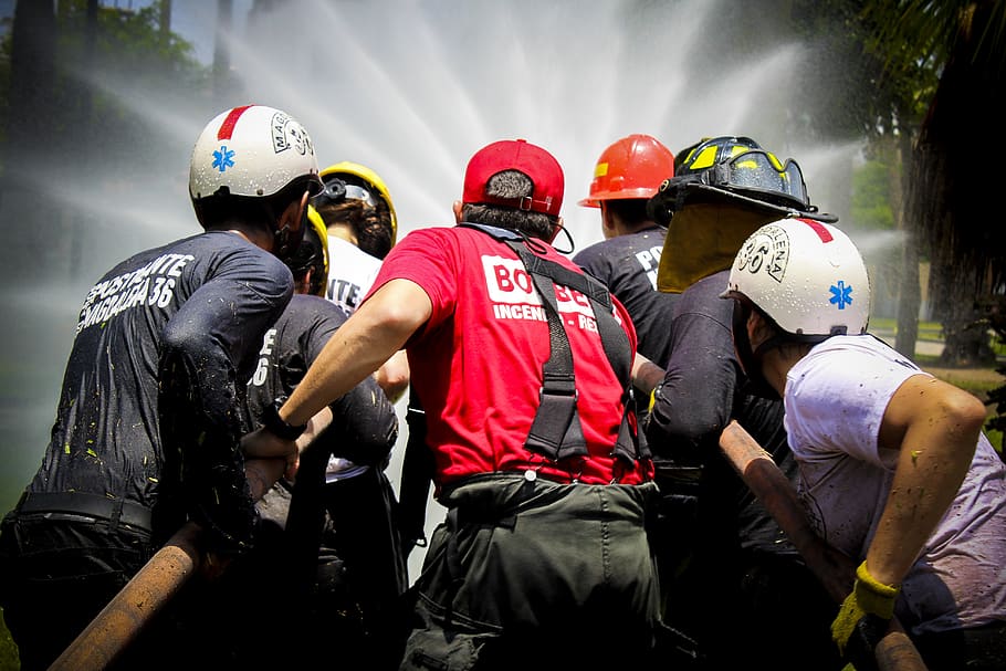 fire, water, team, firefighter, hose, flames, helmet, smoke, HD wallpaper