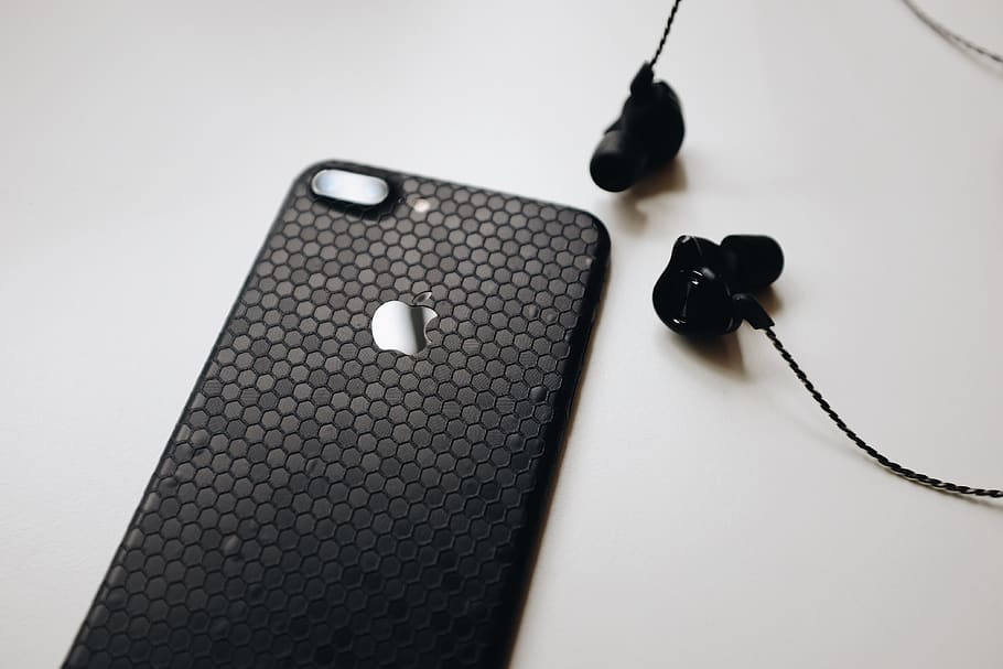 iphone, earphone, black, honeycomb, technology, connection HD wallpaper