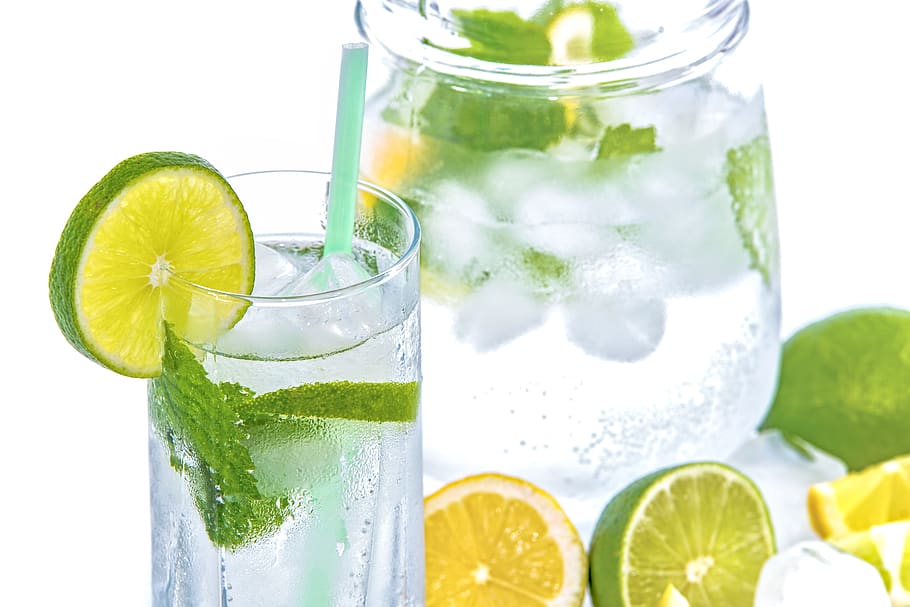 Full Drinking Glass With Slice of Lime, alcohol, beverage, carbonated, HD wallpaper
