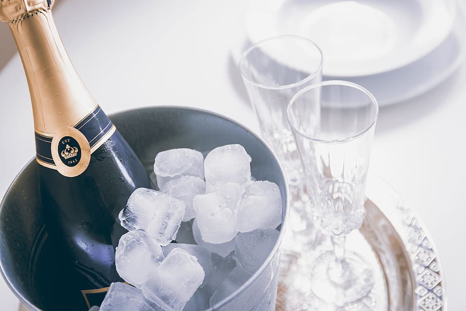 Party! Glasses and bottle of Champagne in an ice container., household equipment, HD wallpaper