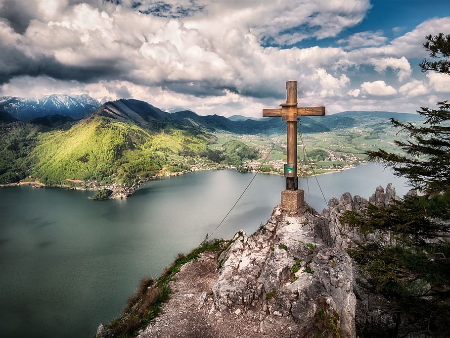 Brown Cross Near Body of Water Under White Sky, clouds, daylight HD wallpaper