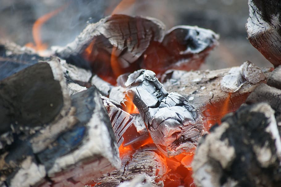 Burning ashes. Горячий пепел фото. Фото пепла на столе. Бренд костёр. Фото на марки горящего.