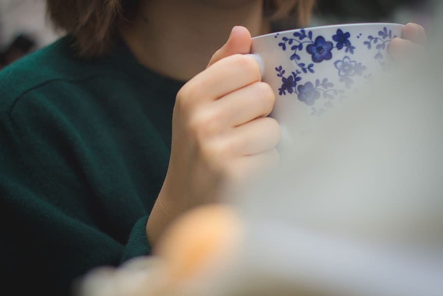 coffee, tea, tea time, cafe, kaffee, cup, mug, hand, hands HD wallpaper