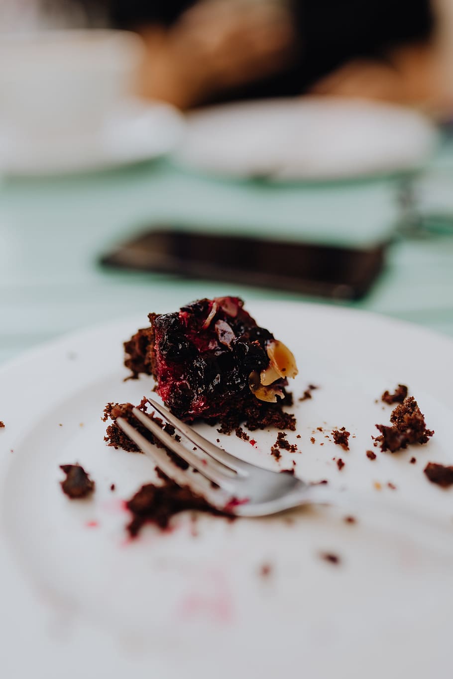 Drinking coffee and eating cake in a cafeteria, retaurant, lunch HD wallpaper