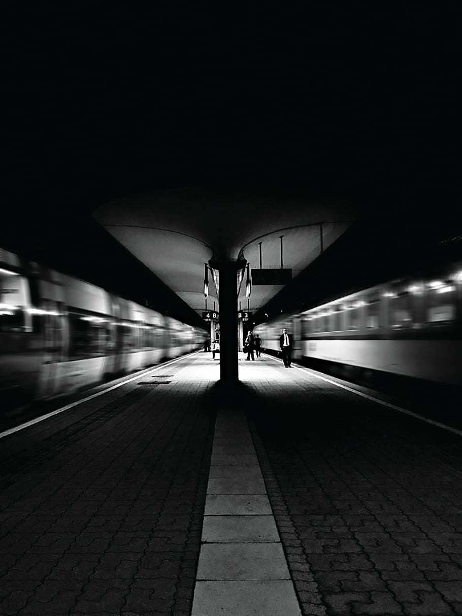 train, busy, suit, black, white, railwaystation, time exposure HD wallpaper