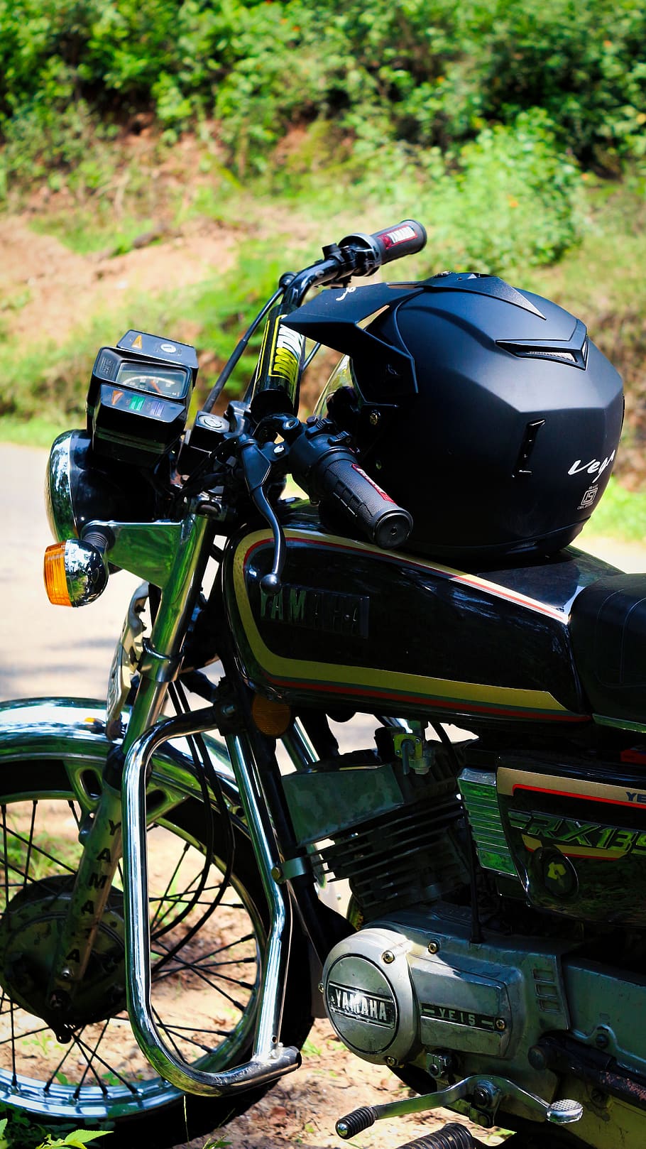 HD wallpaper: crash helmet on motorcycle, bike, tire, yamaha, ride, bokeh,  blur | Wallpaper Flare