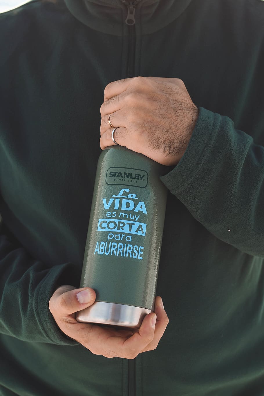 Person's Hand Holding Stanley La Vida Es Muy Corta Para Aburrirse Bottle HD wallpaper