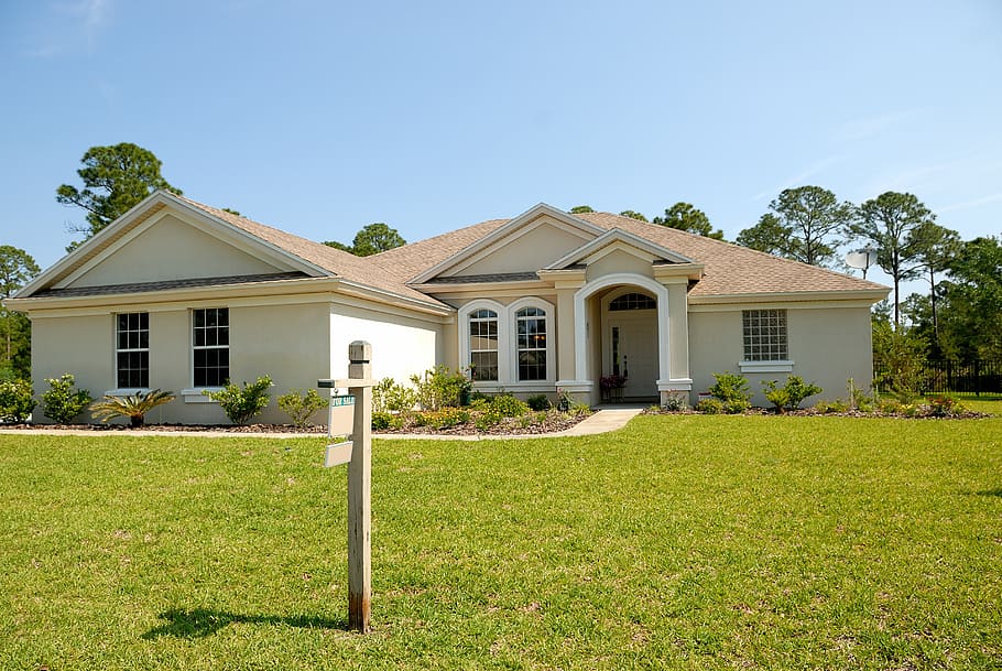 White and Brown Concrete Bungalow Under Clear Blue Sky, banking HD wallpaper