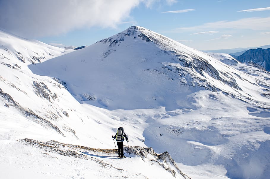 Man Climbing Mountain Hd Wallpaper Tourist mountain climbing mountain ...