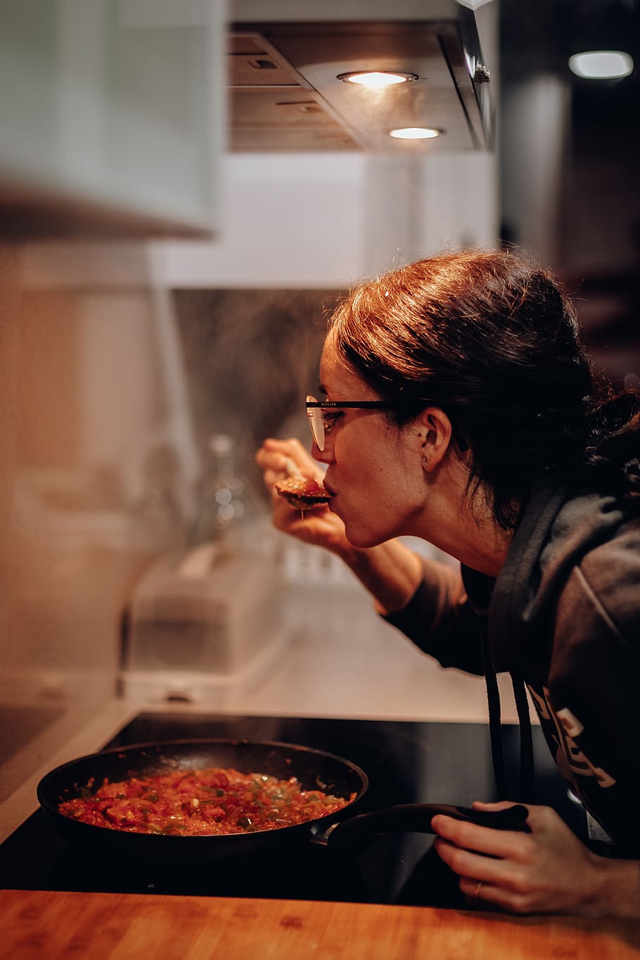 Woman Eating on Cooking Pan, chef, cooker, cookware, cuisine HD wallpaper