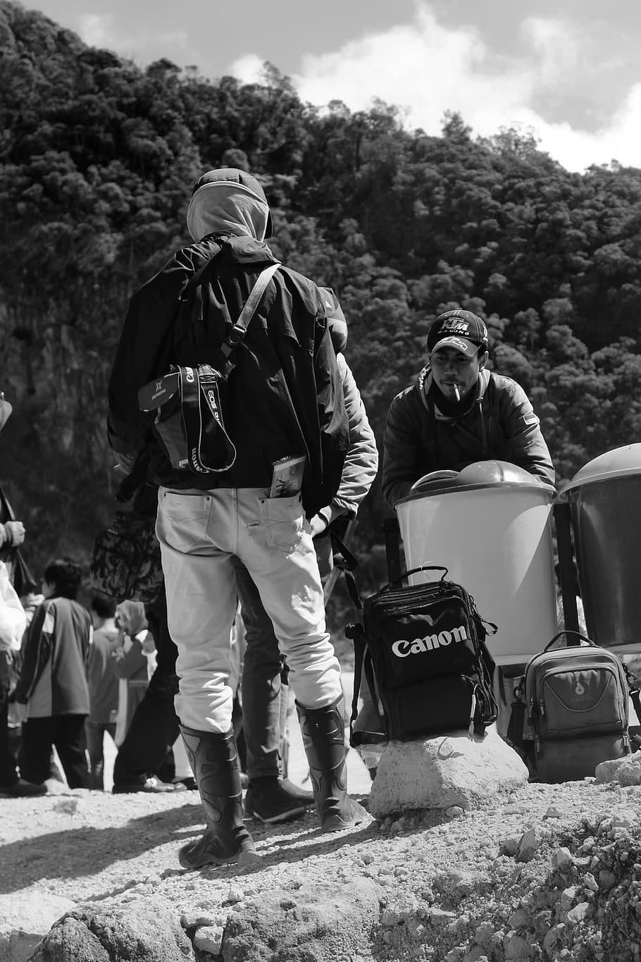 man, men, canon, camera, street, bag, group of people, real people HD wallpaper