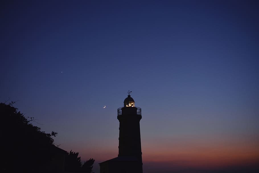 silhouette of lighthouse during nighttime, light house, moon HD wallpaper