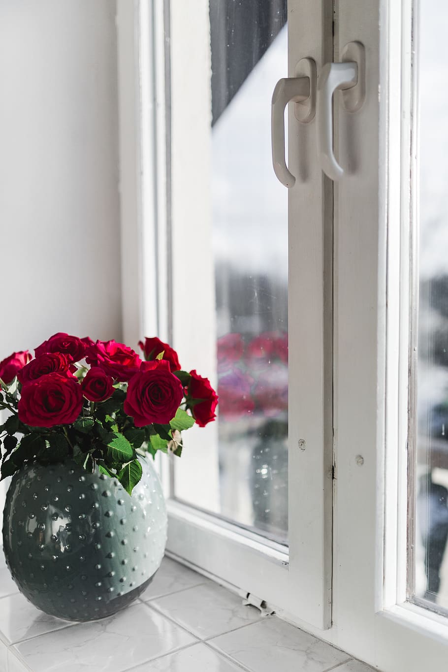 Gold cup of coffee and red roses bouqet, flowers, interior, essentials HD wallpaper